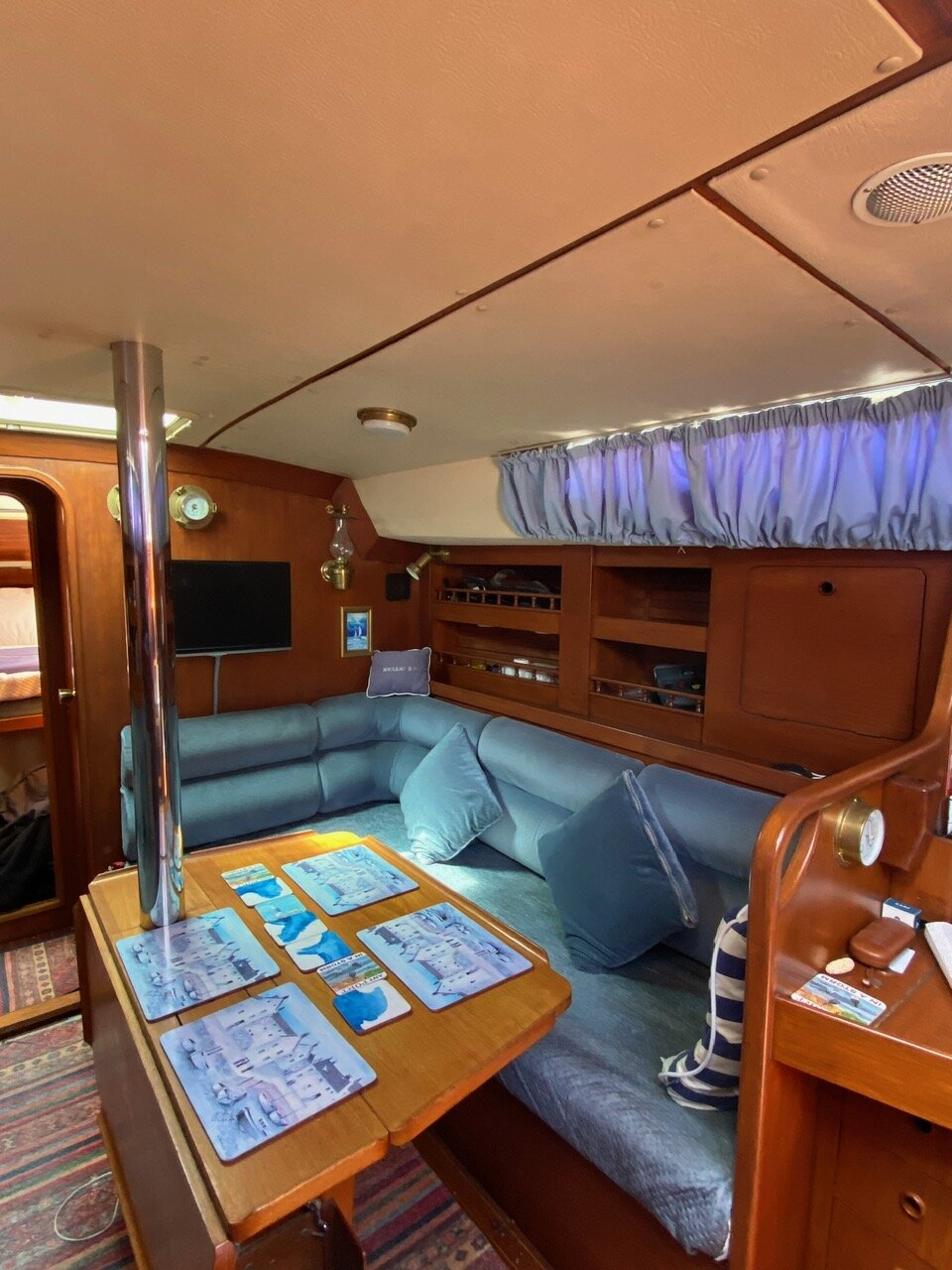 10 Saloon 2.jpg