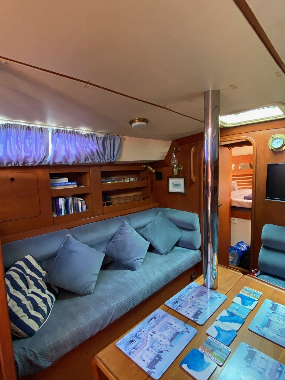 11 Saloon 3.jpg