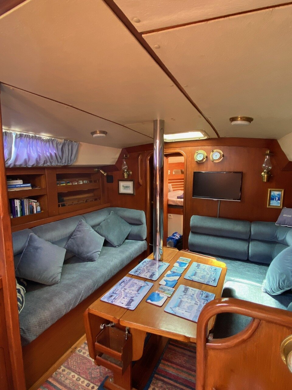 9 Saloon 1.jpg